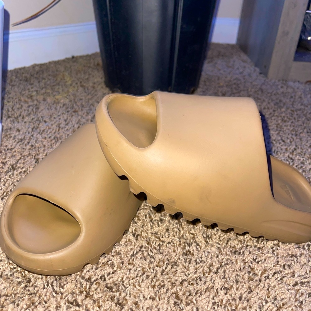 AUTHENTIC YEEZY SLIDES SIZE 5 MEN.
